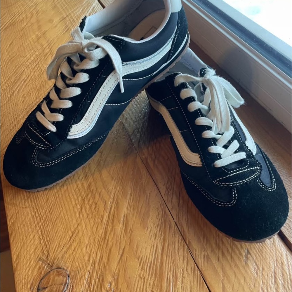 Vans super low pro - men 7.5 women 9
Only worn in doors a handful of times.